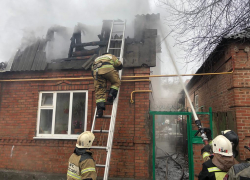 В Ростове загорелась крыша частного дома