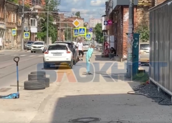 В Ростове женщина поругалась с цыганками и ходила за ними с двумя ножами в руках
