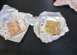 Таможенная собака выявила тайник с рублями и евро на 150 тысяч в пачках импортного кофе