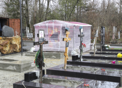 Полиция ищет неизвестных, разместивших символику запрещенного ЛГБТ на кладбище в Ростове