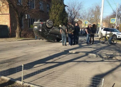 Авто с пятилетним малышом перевернулось от мощного тарана в Ростове