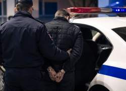 Ростовчанин под запрещенкой устроил дебош в хостеле и сломал шлагбаум в ЖК, убегая от Росгвардии в Краснодаре 