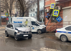 В Ростове водитель грузовика столкнулся с BMW
