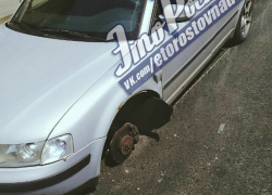 «Удачливый» водитель Volkswagen потерял колесо у оживленного моста в Ростове 