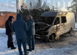 В центре Каменска-Шахтинского неизвестные сожгли машину местному активисту-коммунисту Андрею Конникову