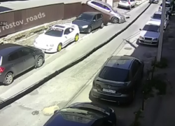 В Ростове водитель протаранил забор при выезде с парковки