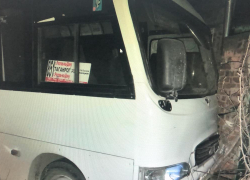 В Таганроге автобус въехал в стену дома, а его водитель заявил об угоне