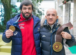 Чемпиона мира по греко-римской борьбе поприветствовали фанаты в ростовском аэропорту 