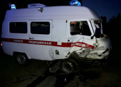 Фельдшер и водитель скорой пострадали в страшном лобовом ДТП с кроссовером на трассе под Ростовом