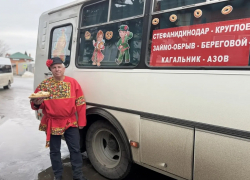 Водитель автобуса превратил рейс в праздник Масленицы в Ростовской области
