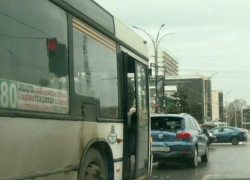 Спешащий за выручкой водитель автобуса лихо наскочил на иномарку в центре Ростова
