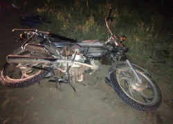 Двое пьяных молодых друзей на мопеде разбились о гараж во время вечерних гонок по Ростову
