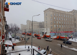 Ночью последствия снегопада в Ростове устраняли при помощи 100 снегоуборочных машин