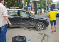 Авария в центре Ростова превратила две легковушки в груду металла