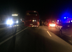 В Ростовской области на трассе столкнулись пассажирский автобус, грузовик и две легковушки