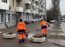 В Ростове коммунальщики ведут борьбу с последствиями ледяного дождя
