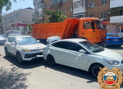 Пассажир такси попал в больницу после массового ДТП в Ростове