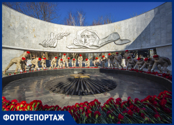 В Ростове в День защитника Отечества возложили цветы к мемориалу «Павшим воинам»