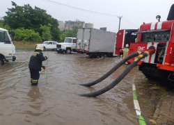 Спасатели начали откачивать воду с затопленных улиц Ростова