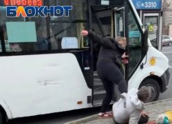 В центре Ростова женщина набросилась на пассажира маршрутки из-за непристойного поведения рядом с подростком