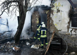 Женщина получила травмы и лишилась жилища в страшном пожаре в частном секторе Ростова