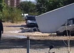 В Ростове на Орбитальной несколько машин провалились под землю из-за коммунальной аварии