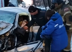 В Азове в результате аварии легковушки и автобуса пострадали два человека
