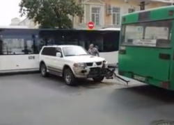 Дерзкий внедорожник устроил таран автобуса в центре Ростова