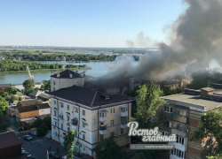 Едким дымом окутало жилой дом, пылающий в центре Ростова