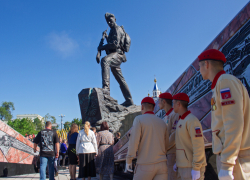 Премьер-министр Японии хочет добиться демонтажа памятника Русскому солдату, отлитому в Батайске
