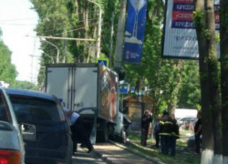 Потерявшую управление «Газель» с мертвым водителем остановила опора ЛЭП в центре Ростова