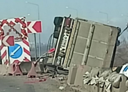 На дороге в Ростовской области перевернулся грузовик с удобрениями