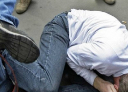 Двое хулиганов избили мужчину и залили ему глаза перцовым баллончиком у супермаркета Ростова