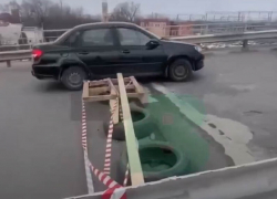 Батайчанин самостоятельно заделал повреждения на Горбатом мосту