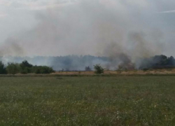 Внезапный пожар в Ростовской области угрожает добраться до АЗС