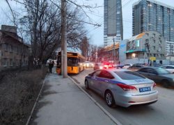 В Ростове пассажирский автобус влетел в столб