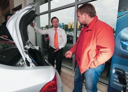 Падающий рубль опустошил ростовские автосалоны: с нового года цены увеличатся от 3 до 20%