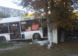 В Ростове автобус врезался в остановку с людьми