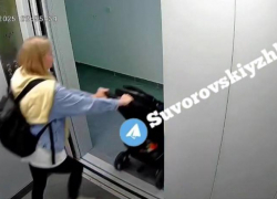 Била ребенка головой о двери лифта: жуткое видео из ростовского ЖК