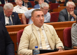 Ростовский депутат каждый год менял дорогие иномарки, а теперь живет на тысячу рублей в день