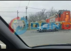 Поезд протаранил легковушку в Ростове утром 17 марта