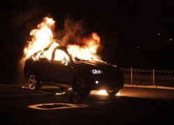 В центре Ростова ночью сгорели три дорогих иномарки