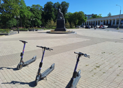 В Таганроге власти изымают неправильно припаркованные и брошенные электросамокаты