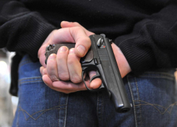 В Ростовской области неизвестный мужчина устроил стрельбу посреди города