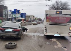 У «Инфинити» оторвало колесо после столкновения с автобусом в Ростове