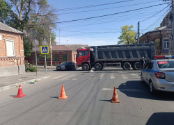 В Ростове школьник на электросамокате столкнулся с легковым автомобилем