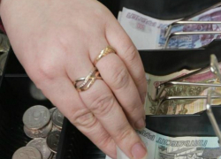 Повысившей себе зарплату на 10 тысяч продавцу-консультанту грозит до пяти лет тюрьмы