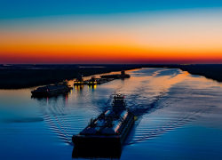 В Ростовской области молодой моряк упал в трюм баржи и погиб