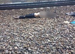 В Ростове рядом с железнодорожными путями обнаружили тело девушки