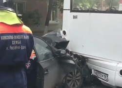 Спасатели вырезали едва живого водителя иномарки, влетевшей на скорости в маршрутку в Ростове
